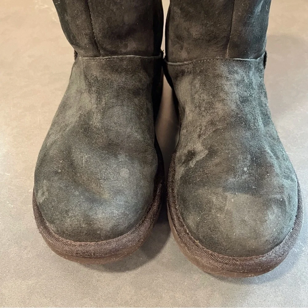 Ugg sz 6 Remora buckle black suede boots